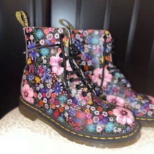 Authentic Doc Martens 8-hole “Wanderlust”